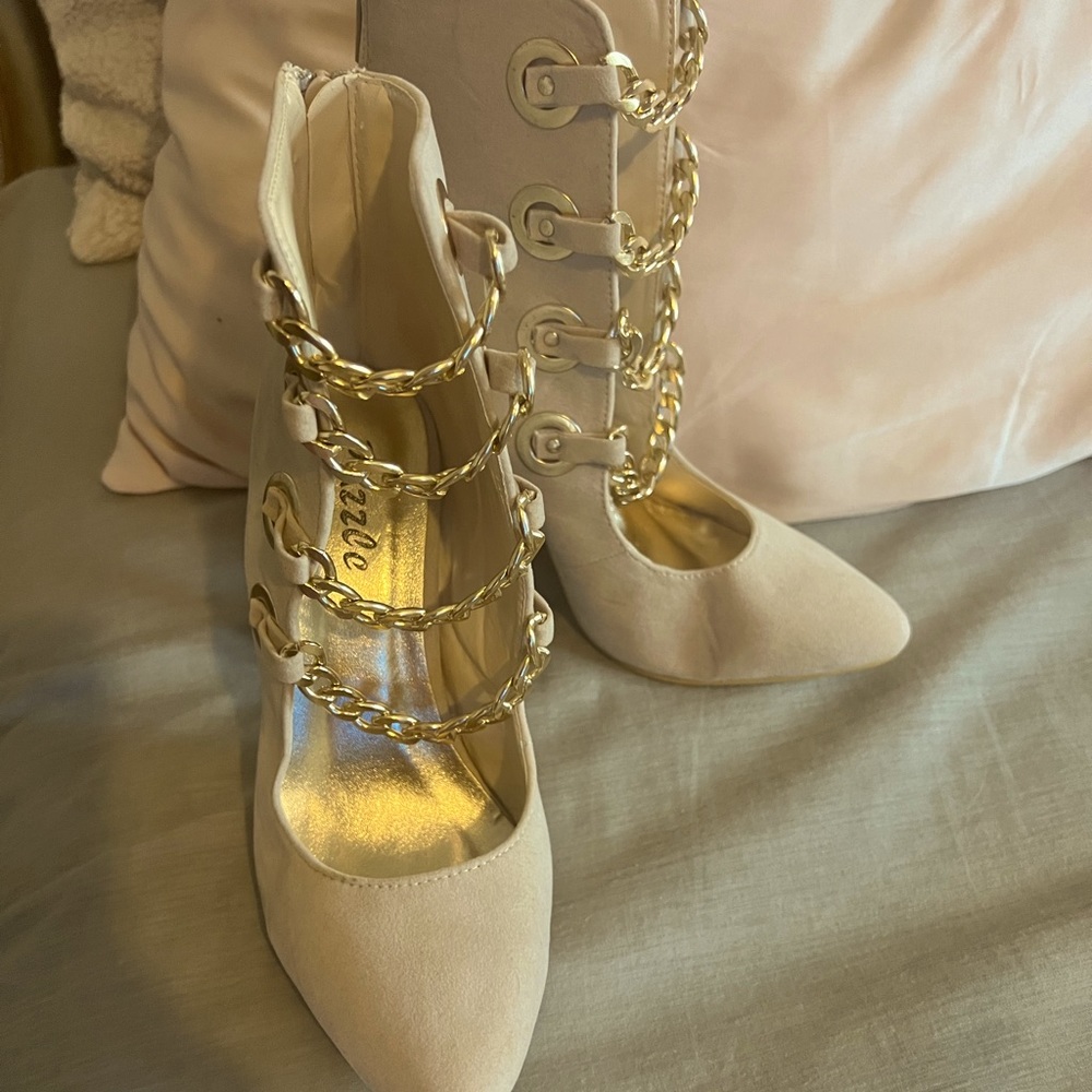 Beautiful chain link heels.Perfect for any occasion.: